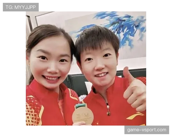 何卓佳每天喝的水都是定制款，这谁顶得住啊